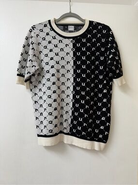 Sir Qochar Two-Tone Black & White Knit Short Sleeve Sweater - Logo Jacquard